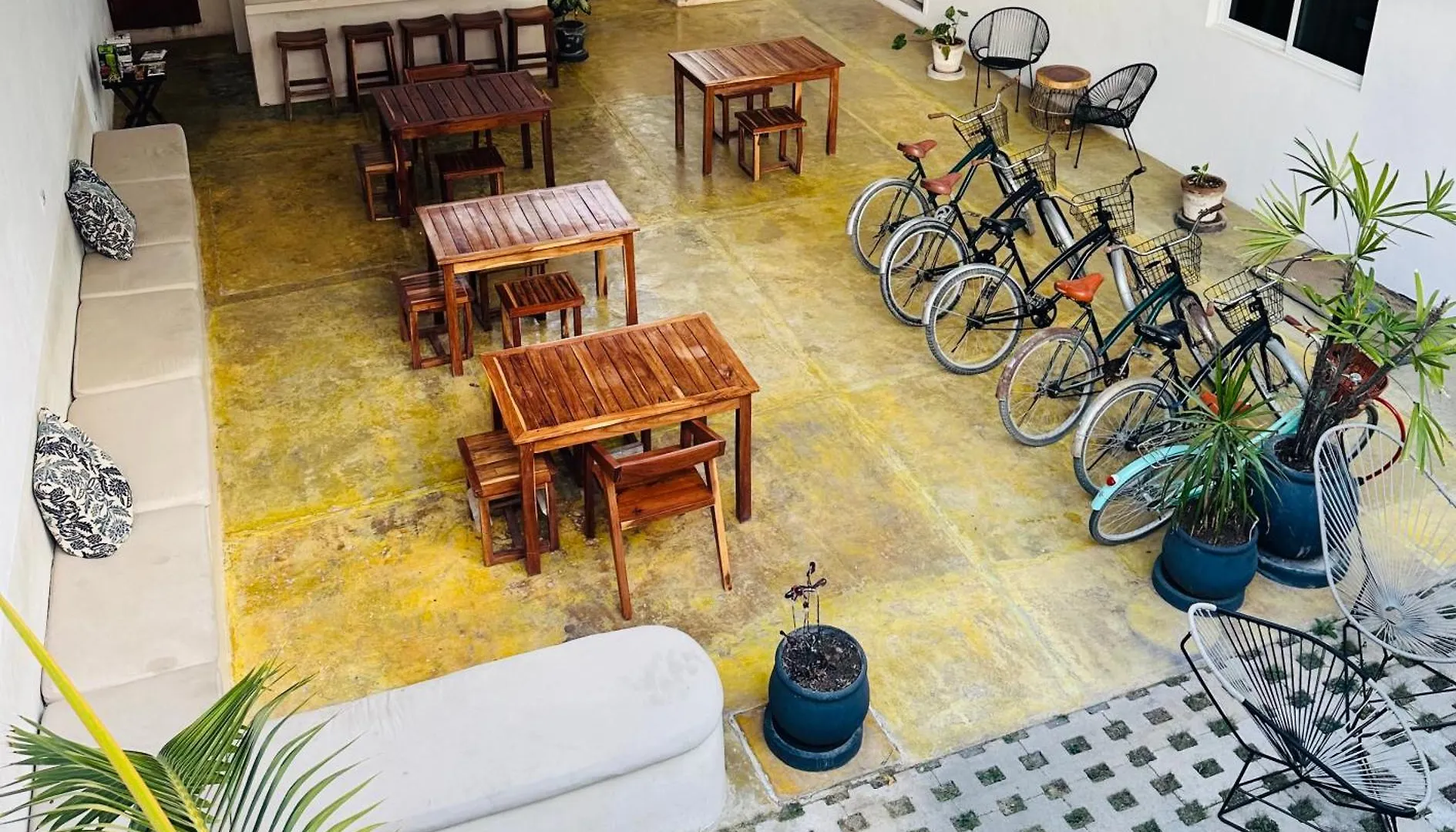 Freelance Hostel contacts